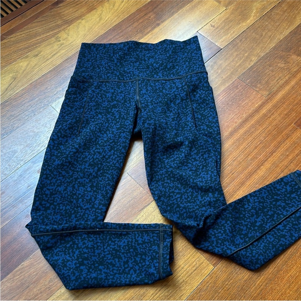 Athleta  salutation stash Pocket  Black and Blue Patterned Leggings - XXS GUC